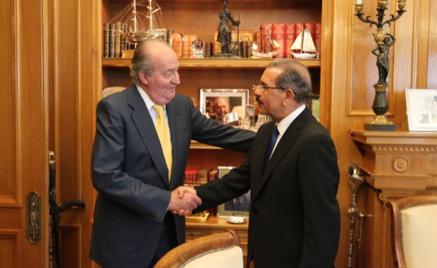 Don Juan Carlos saluda al Presidente de la República Dominicana momentos antes del encuentro